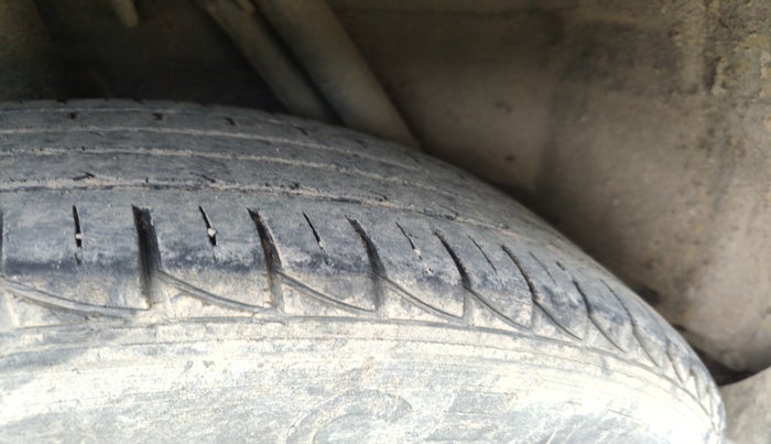 2015 Renault Duster 85 PS RXE DIESEL, Diesel, Manual, 2,17,989 km, tyre