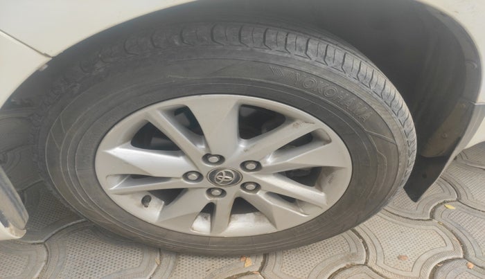 2016 Toyota Innova Crysta 2.4 ZX 7 STR, Diesel, Manual, 1,26,214 km, tyre
