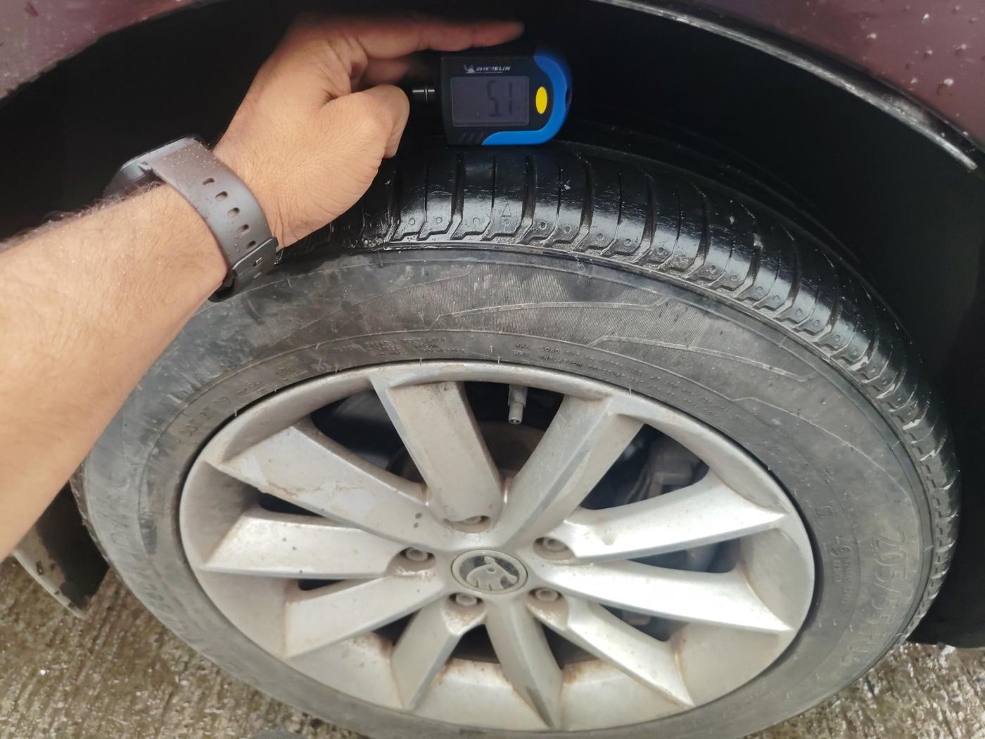 2014 Skoda Superb ELEGANCE 1.8 TSI AT, Petrol, Automatic, 52,000 km, tyre