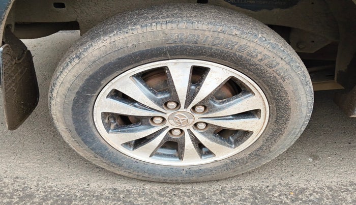 2015 Toyota Innova 2.5 VX 8 STR, Diesel, Manual, 2,28,854 km, tyre