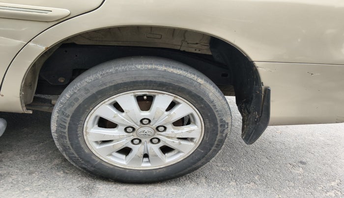 2010 Toyota Innova V 2.5 8 STR, Diesel, Manual, 3,09,803 km, tyre