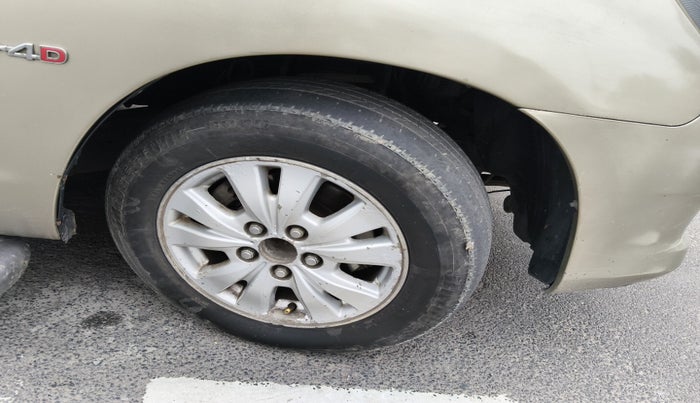 2010 Toyota Innova V 2.5 8 STR, Diesel, Manual, 3,09,803 km, tyre