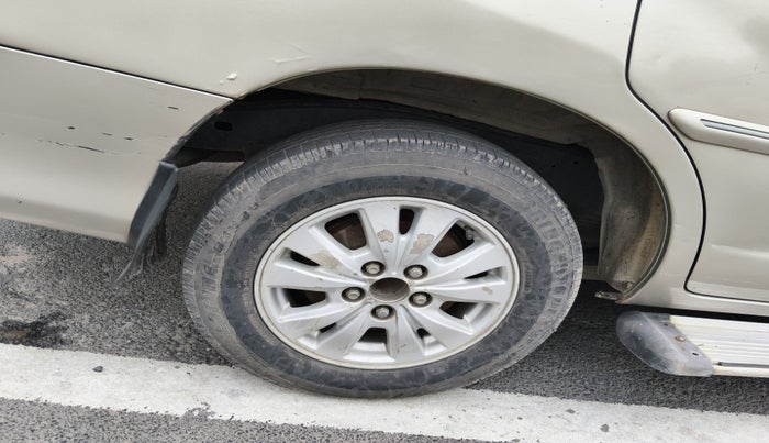 2010 Toyota Innova V 2.5 8 STR, Diesel, Manual, 3,09,803 km, tyre