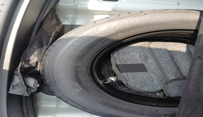 2024 KIA SELTOS  HTK 1.5 PETROL MT, Petrol, Manual, 26,000 km, tyre