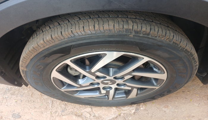 2023 Mahindra XUV300 W8 (O) 1.2 PETROL AMT, Petrol, Automatic, 67,461 km, tyre