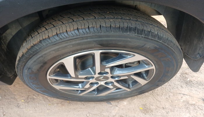 2023 Mahindra XUV300 W8 (O) 1.2 PETROL AMT, Petrol, Automatic, 67,461 km, tyre