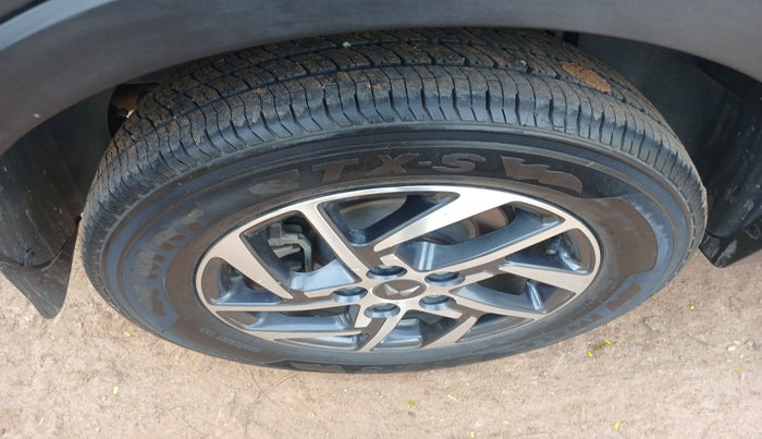 2023 Mahindra XUV300 W8 (O) 1.2 PETROL AMT, Petrol, Automatic, 67,461 km, tyre