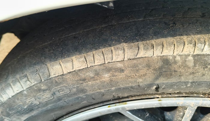 2013 Toyota Innova 2.5 GX 8 STR, Diesel, Manual, 3,81,075 km, tyre