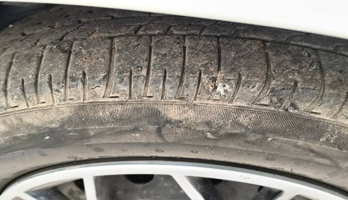 2013 Toyota Innova 2.5 GX 8 STR, Diesel, Manual, 3,81,075 km, tyre