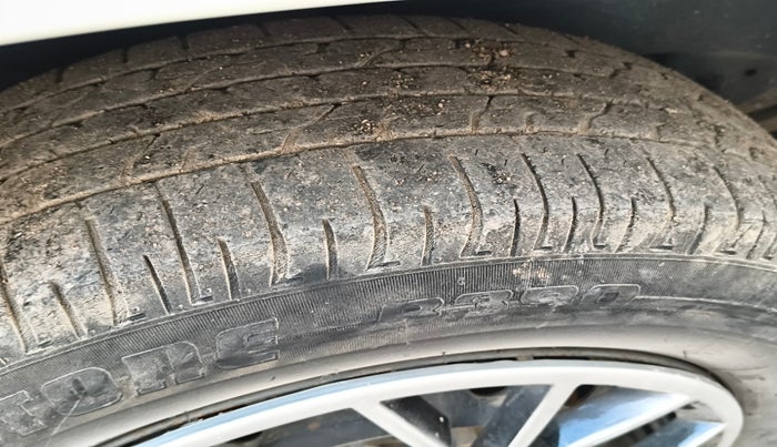 2013 Toyota Innova 2.5 GX 8 STR, Diesel, Manual, 3,81,075 km, tyre