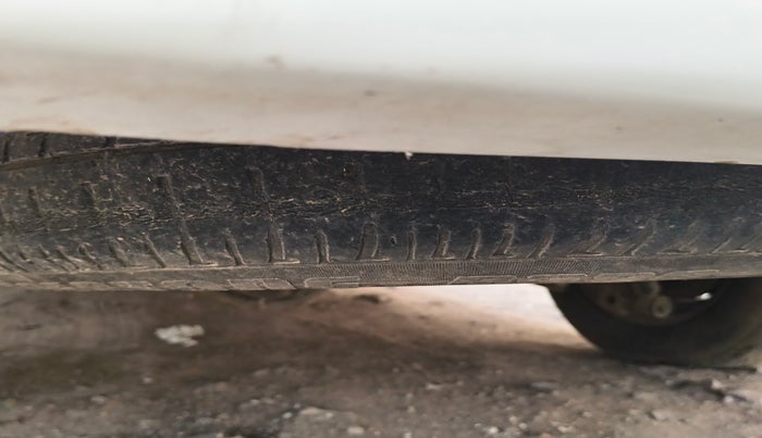 2013 Toyota Innova 2.5 GX 8 STR, Diesel, Manual, 3,81,075 km, tyre