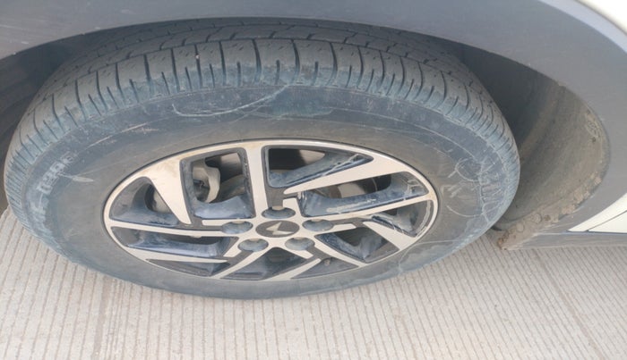 2022 Mahindra XUV300 W8 (O) 1.2 PETROL, Petrol, Manual, 63,701 km, tyre