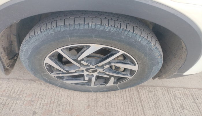 2022 Mahindra XUV300 W8 (O) 1.2 PETROL, Petrol, Manual, 63,701 km, tyre