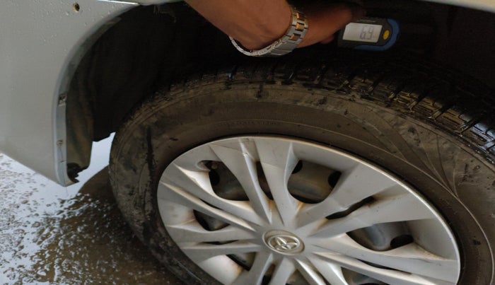 2013 Toyota Innova 2.5 GX 8 STR, Diesel, Manual, 2,33,461 km, tyre