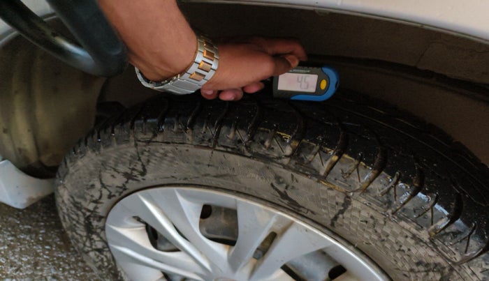 2013 Toyota Innova 2.5 GX 8 STR, Diesel, Manual, 2,33,461 km, tyre