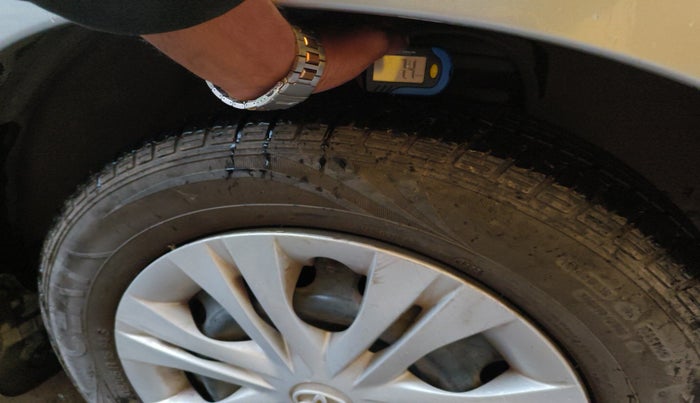 2013 Toyota Innova 2.5 GX 8 STR, Diesel, Manual, 2,33,461 km, tyre