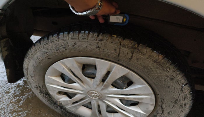 2013 Toyota Innova 2.5 GX 8 STR, Diesel, Manual, 2,33,461 km, tyre