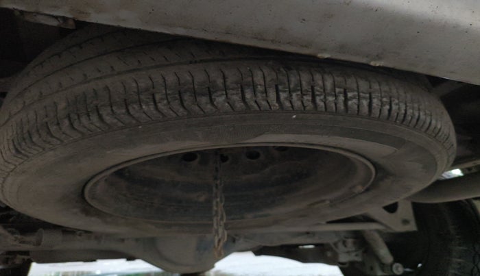 2013 Toyota Innova 2.5 GX 8 STR, Diesel, Manual, 2,33,461 km, tyre