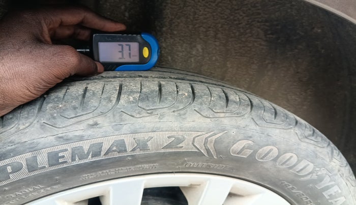 2015 Volkswagen Vento HIGHLINE PETROL AT, Petrol, Automatic, 64,381 km, tyre