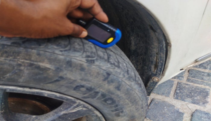 2010 Chevrolet Cruze LTZ AT, Diesel, Automatic, 1,16,834 km, tyre