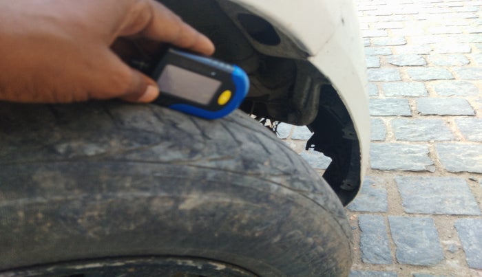 2010 Chevrolet Cruze LTZ AT, Diesel, Automatic, 1,16,834 km, tyre