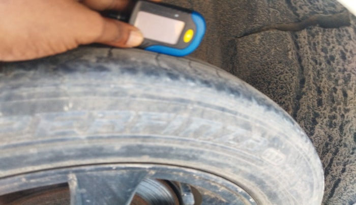 2010 Chevrolet Cruze LTZ AT, Diesel, Automatic, 1,16,834 km, tyre