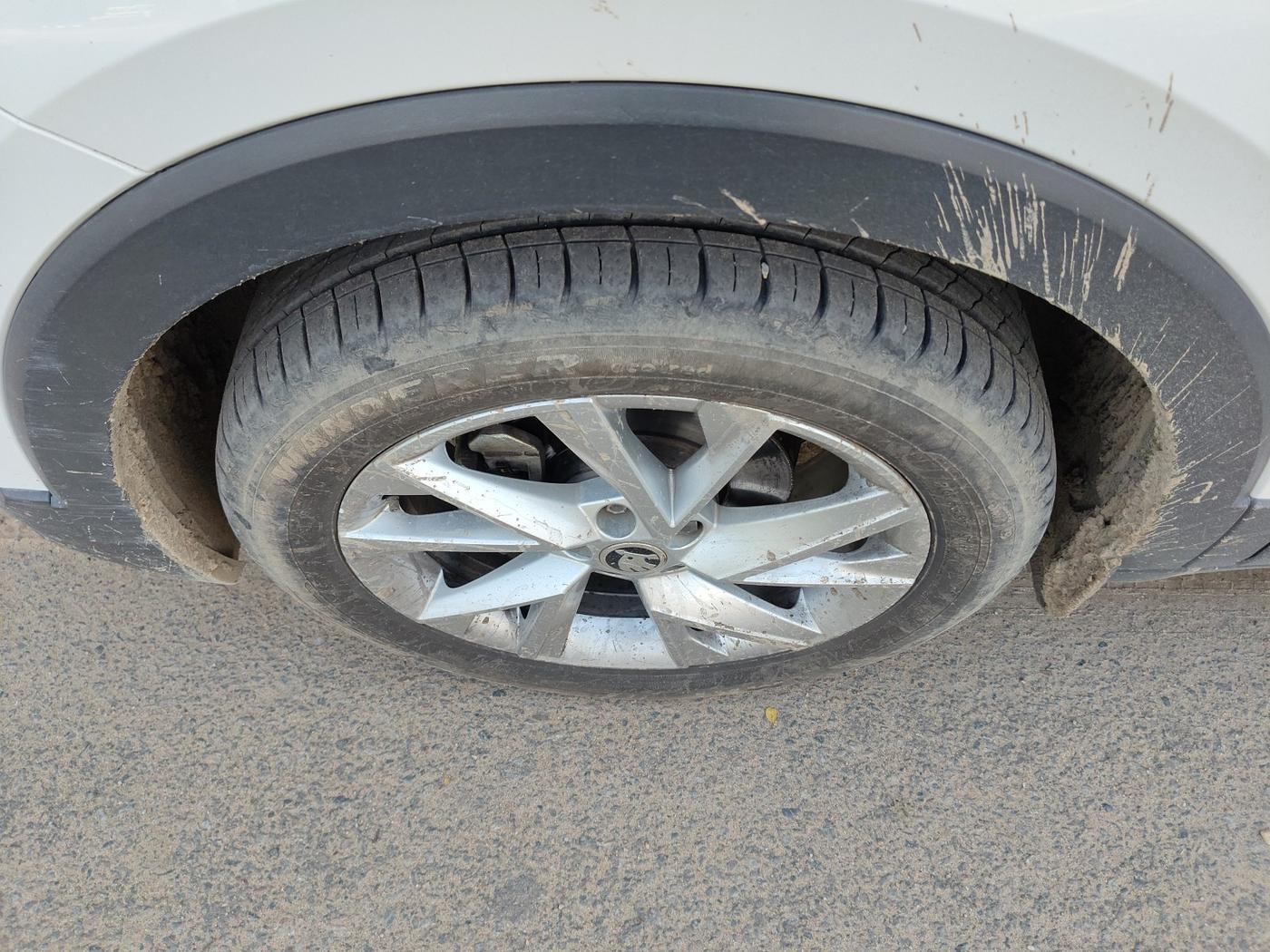 2023 Skoda KUSHAQ STYLE 1.0L TSI MT, Petrol, Manual, 45,000 km, tyre