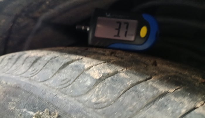 2010 Hyundai i10 MAGNA 1.1, Petrol, Manual, 1,42,412 km, tyre