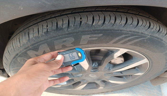 2018 Mahindra XUV500 W11, Diesel, Manual, 1,23,796 km, tyre