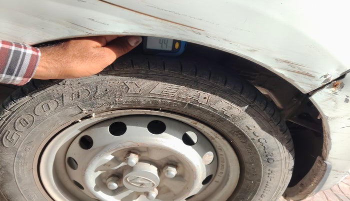2015 Hyundai Eon ERA +, Petrol, Manual, 67,745 km, tyre
