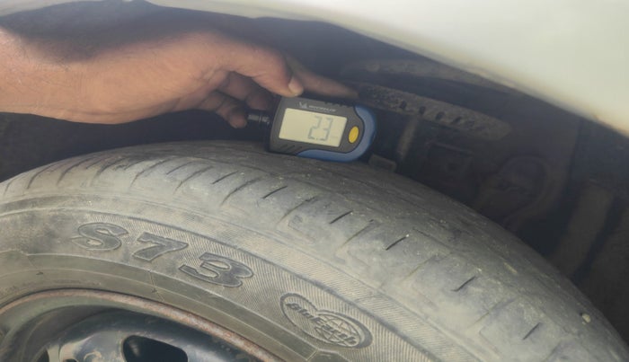 2011 Volkswagen Vento TRENDLINE 1.6, Petrol, Manual, 76,300 km, tyre