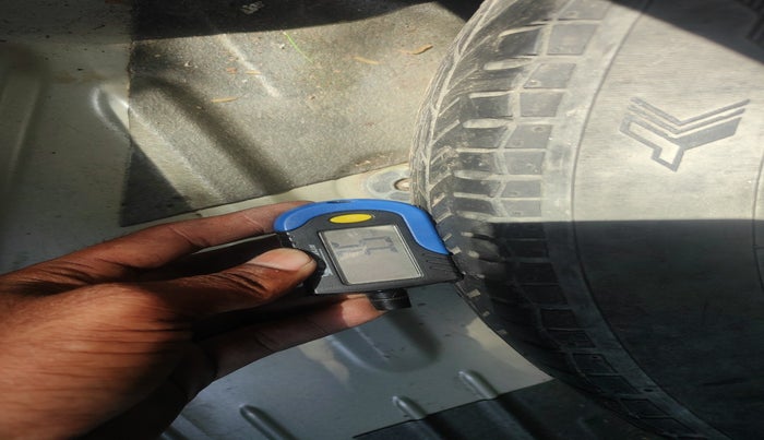 2011 Volkswagen Vento TRENDLINE 1.6, Petrol, Manual, 76,300 km, tyre