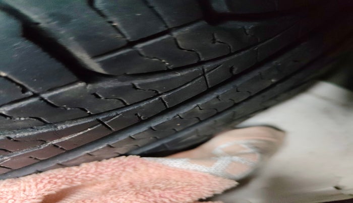 2010 Chevrolet Cruze LTZ AT, Diesel, Automatic, 1,32,944 km, tyre