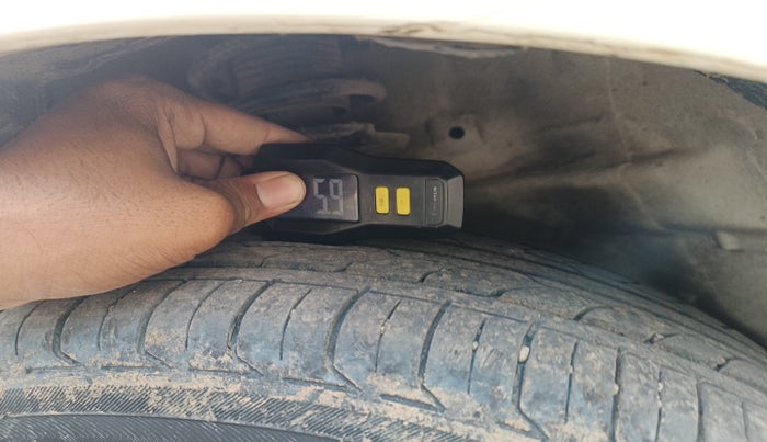 2017 Maruti Swift ZDI, Diesel, Manual, 1,04,813 km, tyre