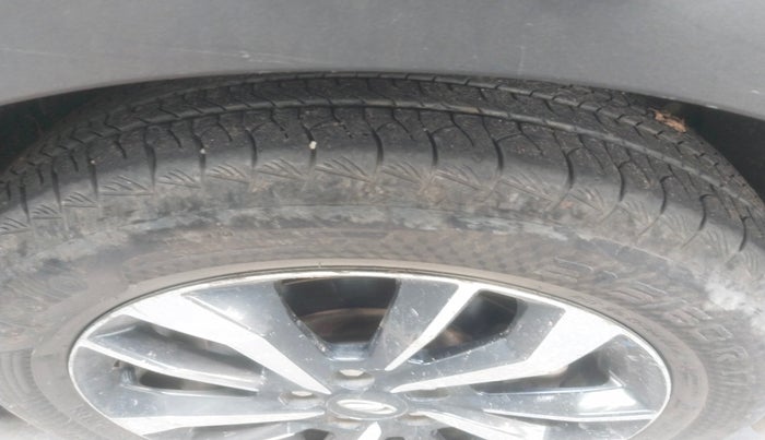 2020 Mahindra XUV300 W8 (O) 1.2 PETROL, Petrol, Manual, 1,50,433 km, tyre
