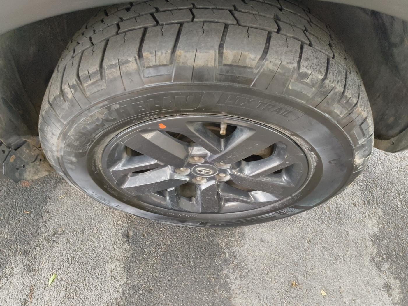 2021 Tata Harrier XZA PLUS 2.0L DARK EDITION, Diesel, Automatic, 1,27,162 km, tyre