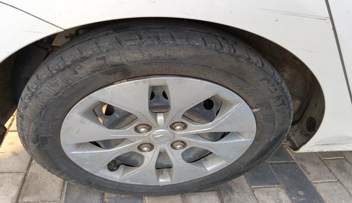2016 Hyundai Xcent S 1.2, Petrol, Manual, 1,71,585 km, tyre