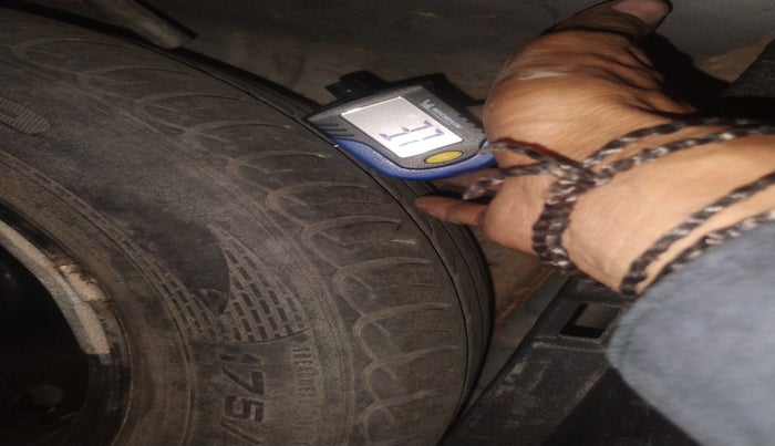 2010 Chevrolet Aveo LS 1.4, Petrol, Manual, 1,80,000 km, tyre