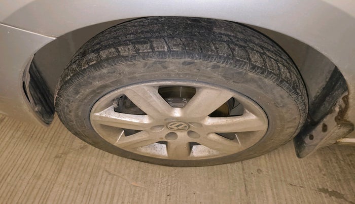 2011 Volkswagen Vento HIGHLINE 1.6 MPI, Petrol, Manual, 86,410 km, tyre