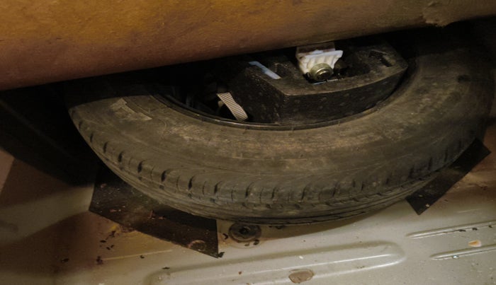 2011 Volkswagen Vento HIGHLINE 1.6 MPI, Petrol, Manual, 86,410 km, tyre