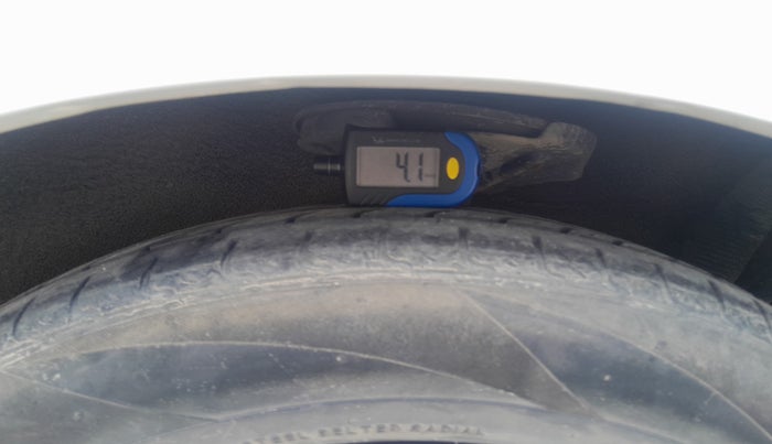 2011 Hyundai Accent EXECUTIVE, Petrol, Manual, 1,42,139 km, tyre