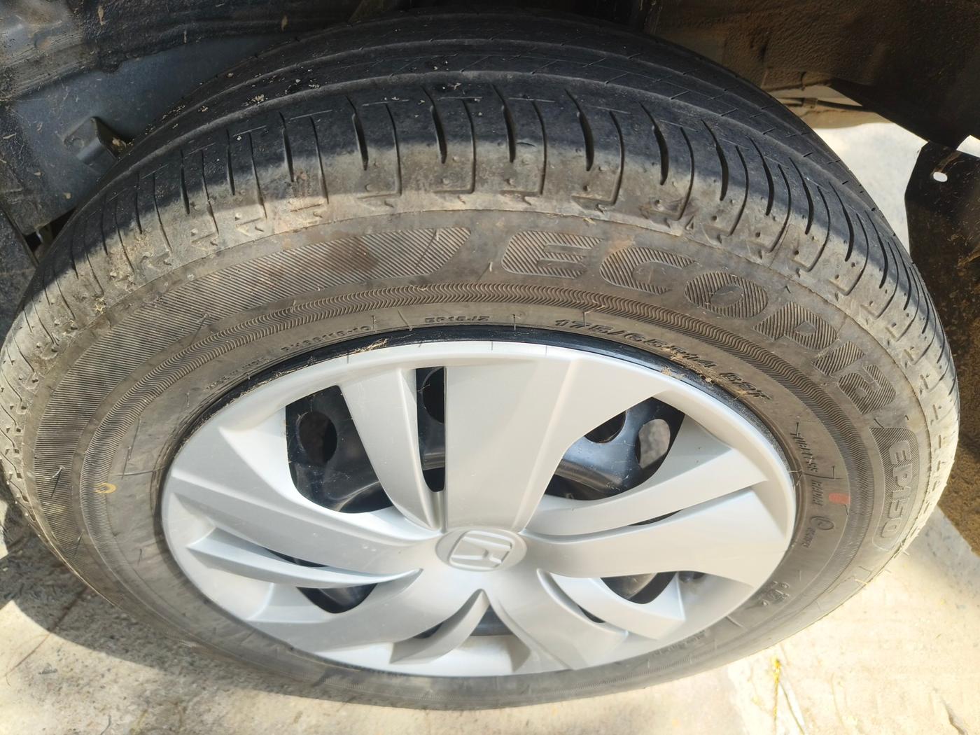 2022 Honda Amaze 1.2L I-VTEC S, Petrol, Manual, 4,243 km, tyre