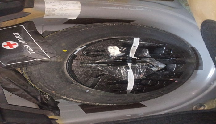 2016 Volkswagen Ameo HIGHLINE1.2L, Petrol, Manual, 73,580 km, tyre