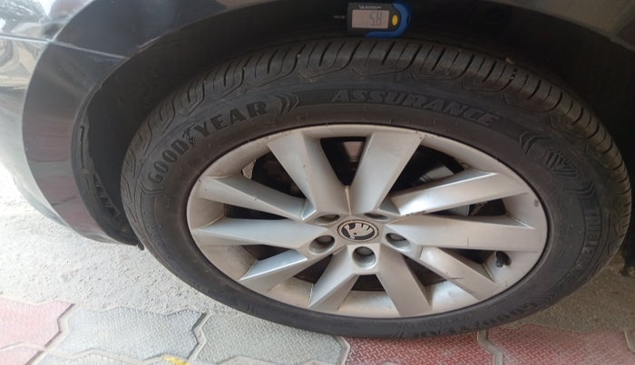 2016 Skoda Superb L&K 1.8 TSI AT, Petrol, Automatic, 98,060 km, tyre