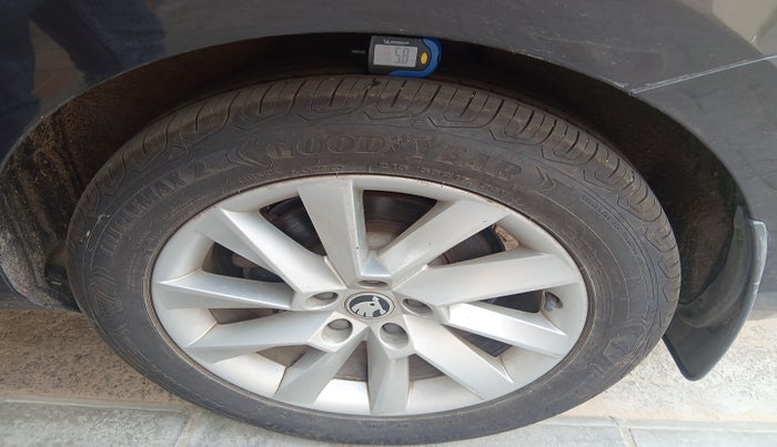 2016 Skoda Superb L&K 1.8 TSI AT, Petrol, Automatic, 98,060 km, tyre