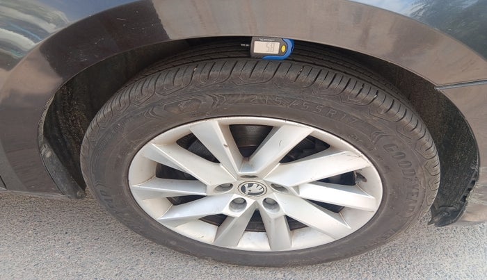 2016 Skoda Superb L&K 1.8 TSI AT, Petrol, Automatic, 98,060 km, tyre