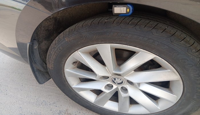 2016 Skoda Superb L&K 1.8 TSI AT, Petrol, Automatic, 98,060 km, tyre