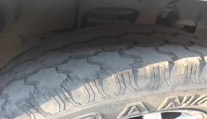 2017 Mahindra TUV300 T8, Diesel, Manual, 1,65,622 km, tyre