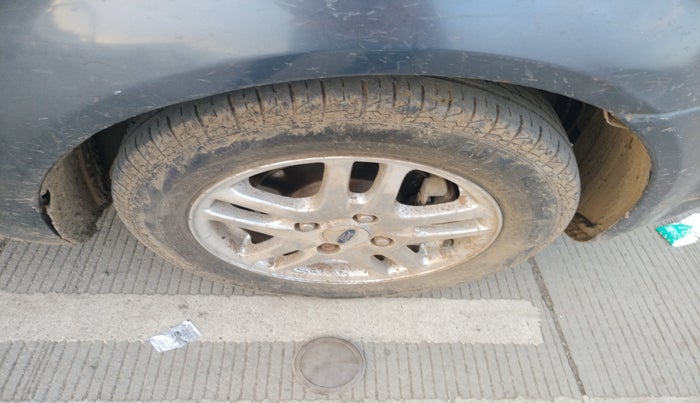 2011 Ford Fiesta Classic SXI 1.4 DIESEL, Diesel, Manual, 2,01,022 km, tyre