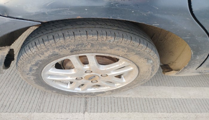 2011 Ford Fiesta Classic SXI 1.4 DIESEL, Diesel, Manual, 2,01,022 km, tyre